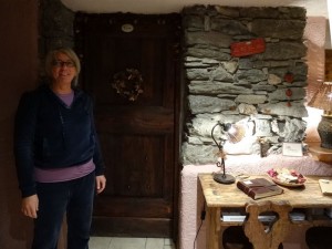 La porta della cantina del b&b CleMaison a Gignod - Foto di Gian Mario Navillod