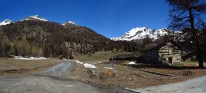 L'Alpe Champcombre sulla strada per i Rifugio Magià di Saint-Barthélemy - Foto di Gian Mario Navillod.