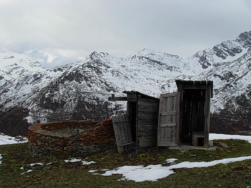 Coppia di gabinetti in legno all'Alpe Le Bois di Valgrisenche - foto di Gian Mario Navillod.