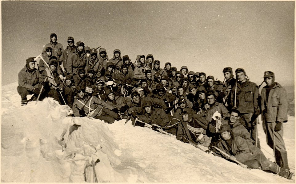 Soldati italiani in armi sulla vetta del Monte Bianco. Primo a dx: S. Ten. Pierino Mattio.