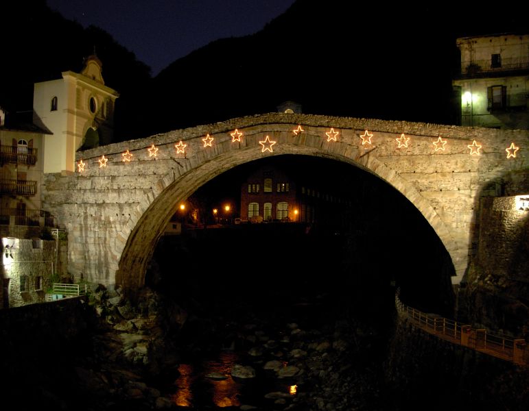 Pont-Saint-Martin il ponte romano la sera - Foto di Gian Mario Navillod.