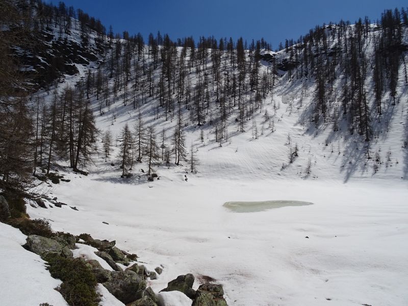 Il lago Charey nel mese di aprile - Foto di Gian Mario Navillod.
