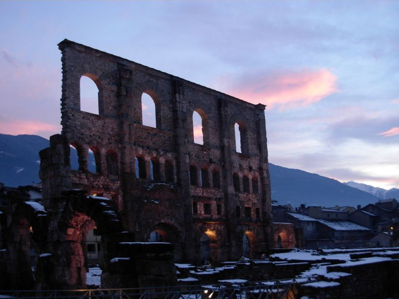 Teatro romano di Aosta al tramonto – Foto di Gian Mario Navillod.