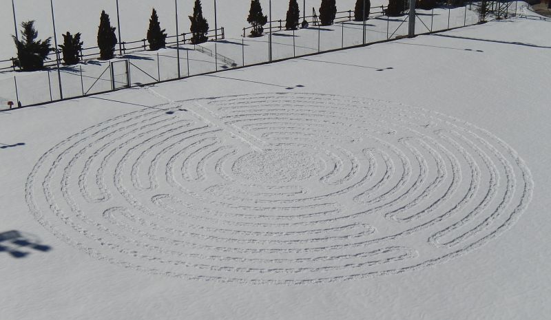 Il labirinto di Chartres riprodotto sulla neve ad Antey – Foto di Eric Navillod.