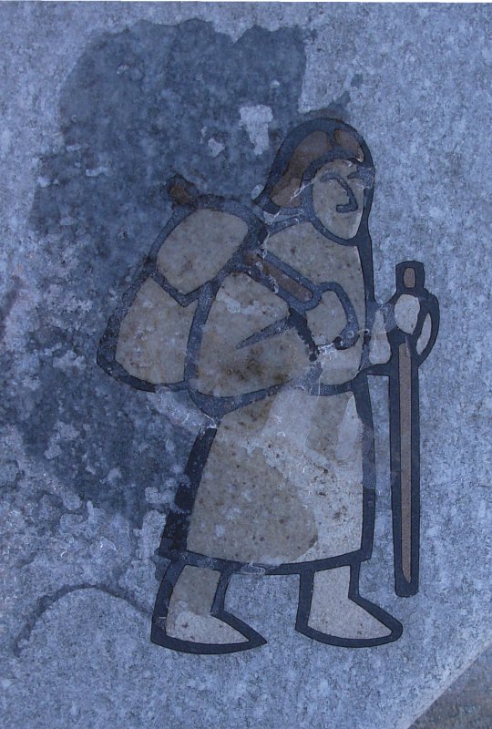 Tarsia in pietra con il logo della Via Francigena davanti alla chiesa di Gignod (AO) – Foto di Gian Mario Navillod.