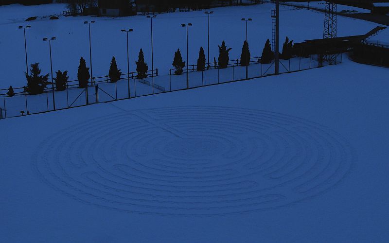 Il labirinto di Chartres riprodotto sulla neve ad Antey – Foto di Gian Mario Navillod.
