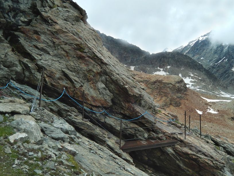 Ponte in ferro sul sentiero attrezzato tra il Rifugio Perucca e il Colle di Valcournera – Foto di Gian Mario Navillod.