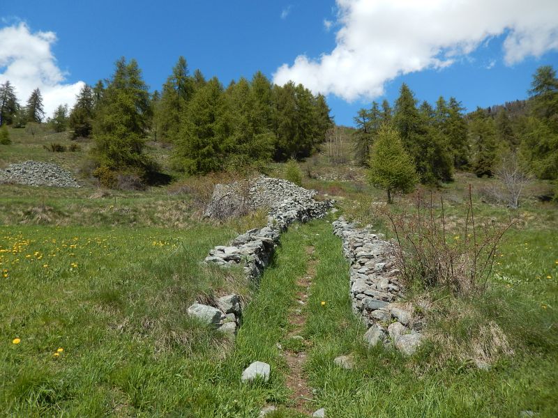 Muri dei delimitazione del sentiero per il lago di Croux a La Magdeleine – Foto di Gian Mario Navillod.