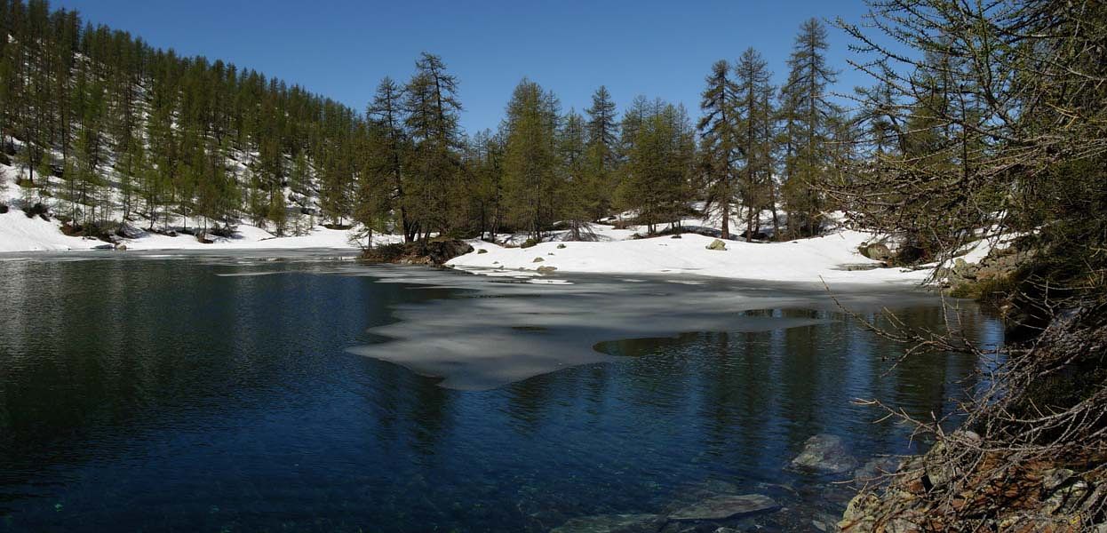 Disgelo al lago di Charey (La Magdeleine) – Foto di Gian Mario Navillod.