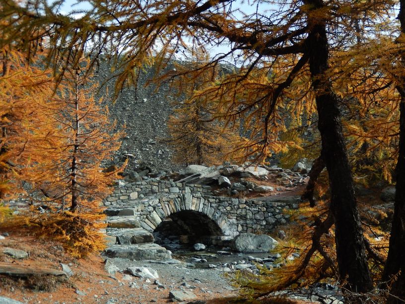 Ponte in pietra sull'emissario del Lago Blu di Verra - Foto di Gian Mario Navillod.