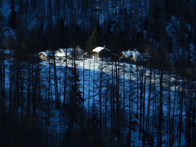 Primi raggi di sole sul villaggio di Suisse a Chamois - Foto di Gian Mario Navillod.