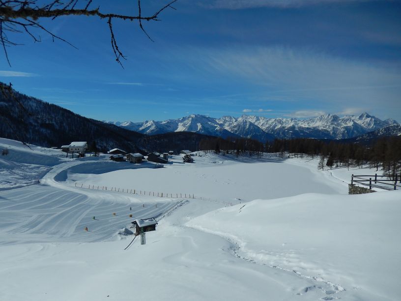 Il lago di Lod di Chamois coperto di neve - Foto di Gian Mario Navillod.