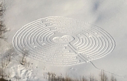 Il labirinto dell'8 marzo tracciato sulla neve di Chamois - Foto di Eric Navillod.