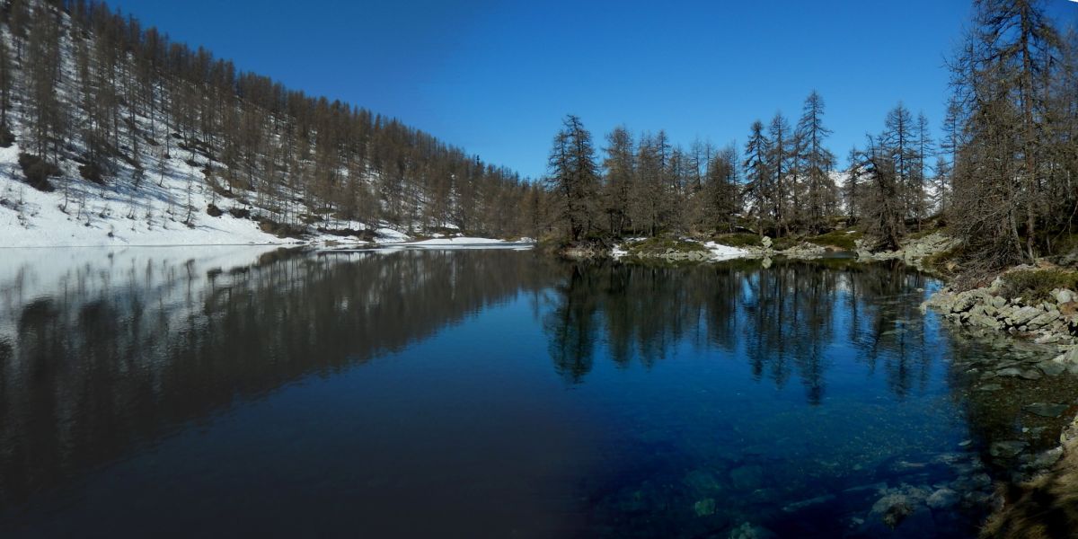 Disgelo al Lago Charey di La Magdeleine - Foto di Gian Mario Navillod.