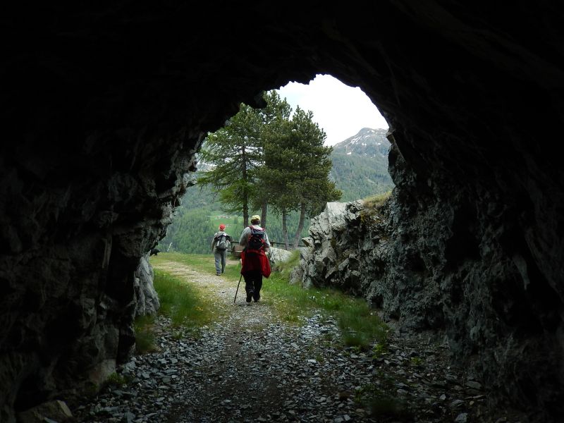 Tunnel lungo la passeggiata Perrères-Promoron - Foto di Gian Mario Navillod.