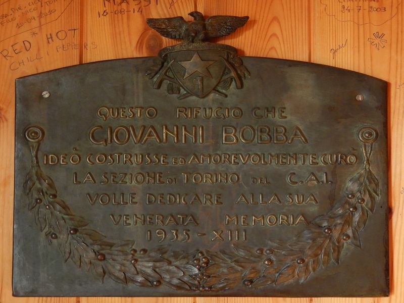 Targa dedicata a Giovanni Bobba nel Rifugio/BIvacco omonimo a Valtournenche- Foto di Gian Mario Navillod.