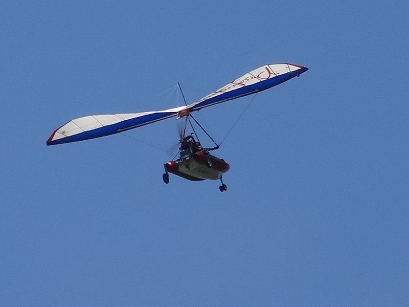 La passeggiata di Slow Food ad Antey: il gommone volante della festa del volo - Foto di Gian Mario Navillod.