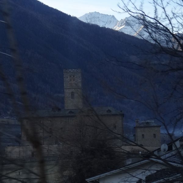 Castello di Sarre fotografato dal treno Aosta Pré-Saint-Didier - Foto di Gian Mario Navillod.