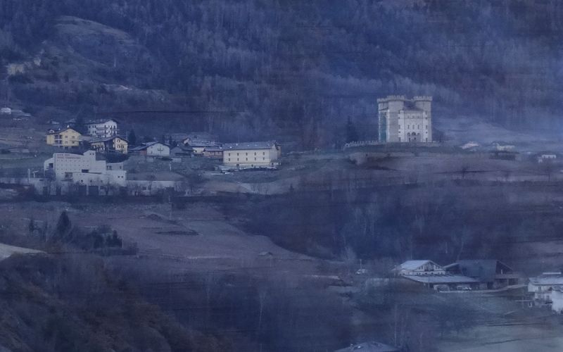 Castello di Aymavilles fotografato dal treno Aosta Pré-Saint-Didier - Foto di Gian Mario Navillod.Castello di Aymavilles fotografato dal treno Aosta Pré-Saint-Didier - Foto di Gian Mario Navillod.