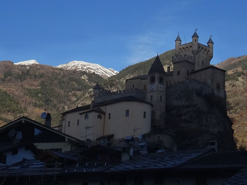 Castello e chiesa di Saint Pierre fotografati dal treno Aosta Pré-Saint-Didier - Foto di Gian Mario Navillod.