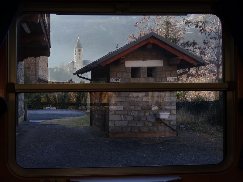 Chiesa di Villeneuve fotografata dal treno Aosta Pré-Saint-Didier - Foto di Gian Mario Navillod.