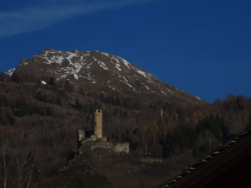 Castello di Chatelard di La Salle fotografato dal treno Aosta Pré-Saint-Didier - Foto di Gian Mario Navillod.