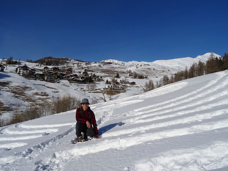 Chamois vista dal Grande Labirinto tracciato sulla neve l'8 marzo 2016 da Eric e Gian Mario Navillod.