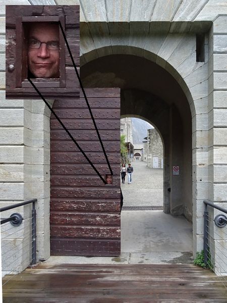 Il controllore alla porta d'accesso del Forte di Bard - Foto di Eric Navillod.