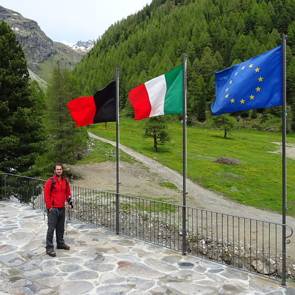 La bandiera dell'Unione Europea dalla terrazza del Rifugio Magià - Foto di Gian Mario Navillod.