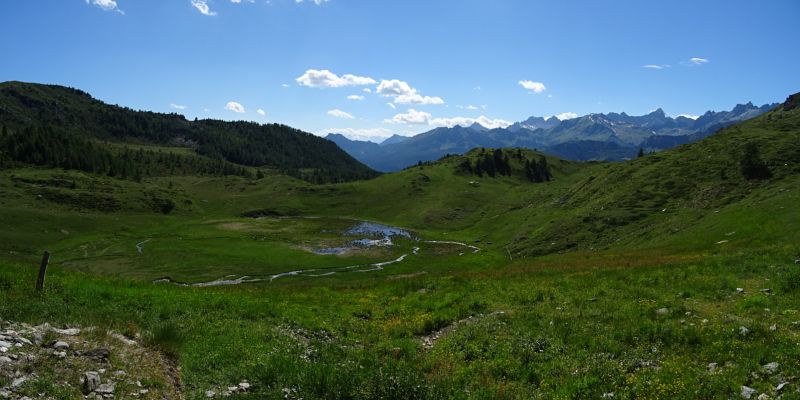 La dolina di Cleva Bella di Chamois con sullo sfondo la Becca di Luseney - Foto di Gian Mario Navillod.