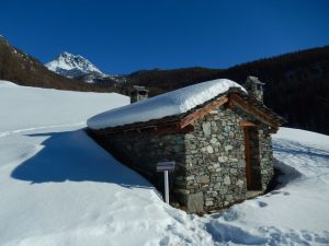 Il forno comunitario di Suisse sotto la neve, sullo sfondo il Monte Tantané - Foto di Gian Mario Navillod.