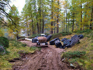La pista di cantiere per l'intubazione del Ru di Cleva Bella di Chamois nel 2024 - Foto di Gian Mario Navillod.