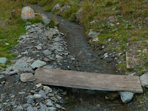 Passerella sul Ru di Cleva Bella di Chamois nel 2022 (prima dei lavori di intubazione) - Foto di Gian Mario Navillod.