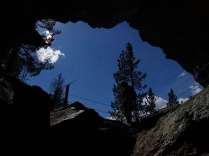 L'entrata della grotta alta un sito di estrazione delle macine della Valmeriana - Foto di Gian Mario Navillod.