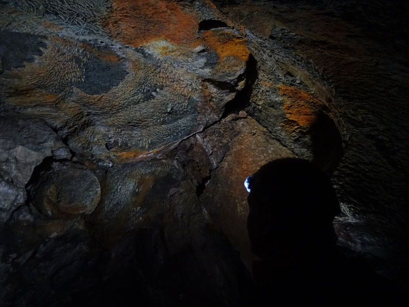 I colori della Grotta Alta della Valmeriana, sulla destra una testa di geologo - Foto di Gian Mario Navillod.