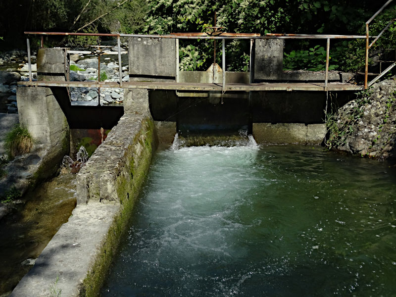 Opera di presa del Ru du Bourg di Châtillon sul torrente Marmore - Foto di Gian Mario Navillod.