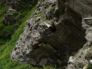 Ru Djouan di Valsavarenche attraversamento della fascia rocciosa, primo tratto sospeso - Foto di Gian Mario Navillod.