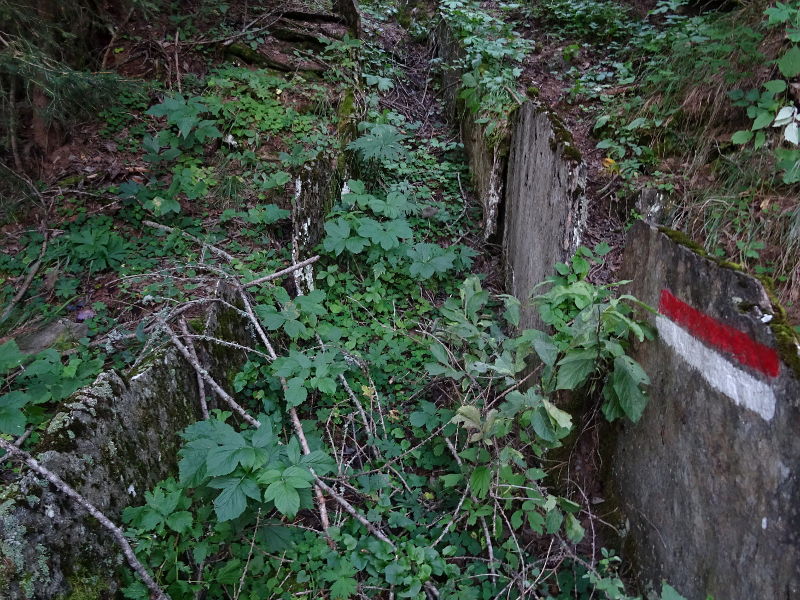 Ru de Joux di Nus, lastre di pietra a protezione degli argini - Foto di Gian Mario Navillod.