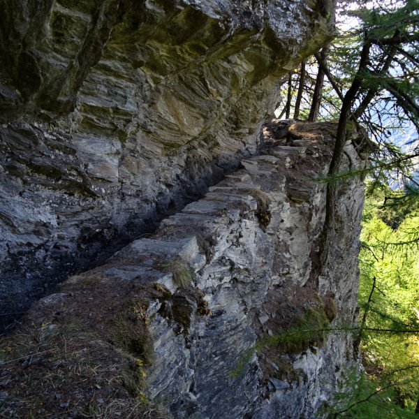 Tratto scavato nella roccia del Ru de Joux di Nus - Foto di Gian Mario Navillod.