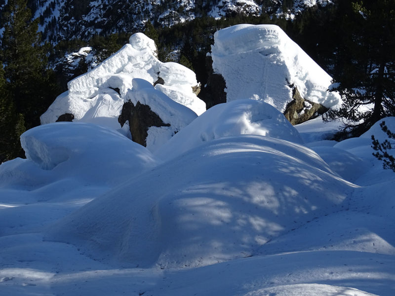 I grandi massi coperti di neve sotto il lago della Serva/Servaz nel Parco del Mont Avic - Foto di Gian Mario Navillod.