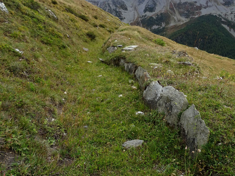 Argine rinforzato da pietre posate di coltello lungo il Ru d'Alp Vuillen - Foto di Gian Mario Navillod.