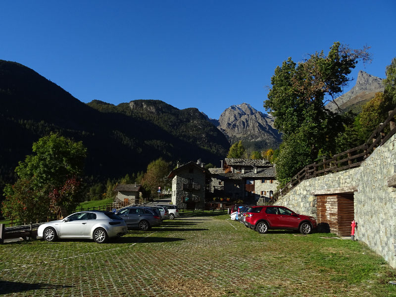 Parcheggio di Covarey a Champdepraz - Foto di Gian Mario Navillod.