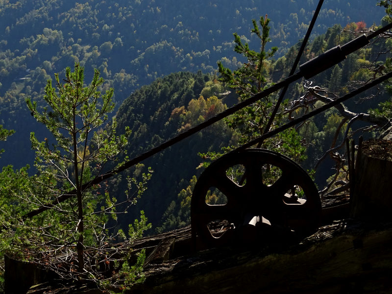 Resti della teleferica della miniera di Herin di Champdepraz - Foto di Gian Mario Navillod.