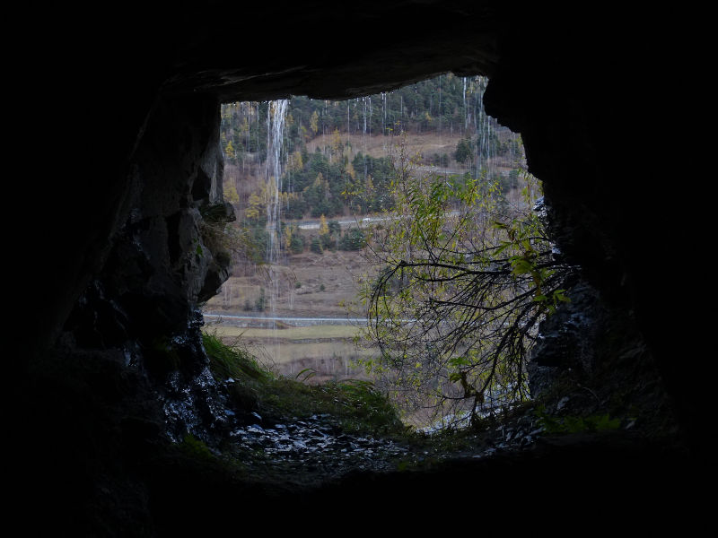 La finestra sulla cascata del Tunnel di Pondel - foto di Gian Mario Navillod.