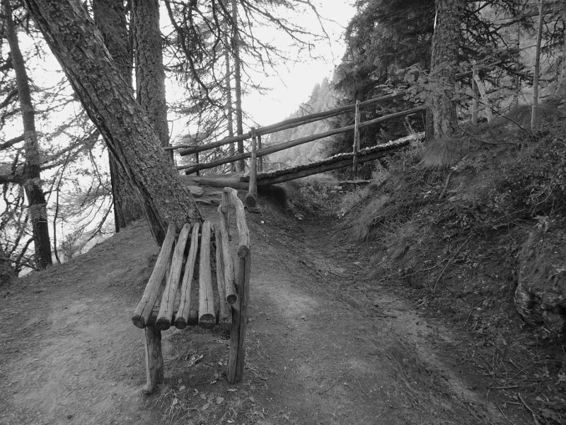 Vecchia panchina e ponte in legno lungo il Ru Courtaud/Courtod - Foto di Gian Mario Navillod.