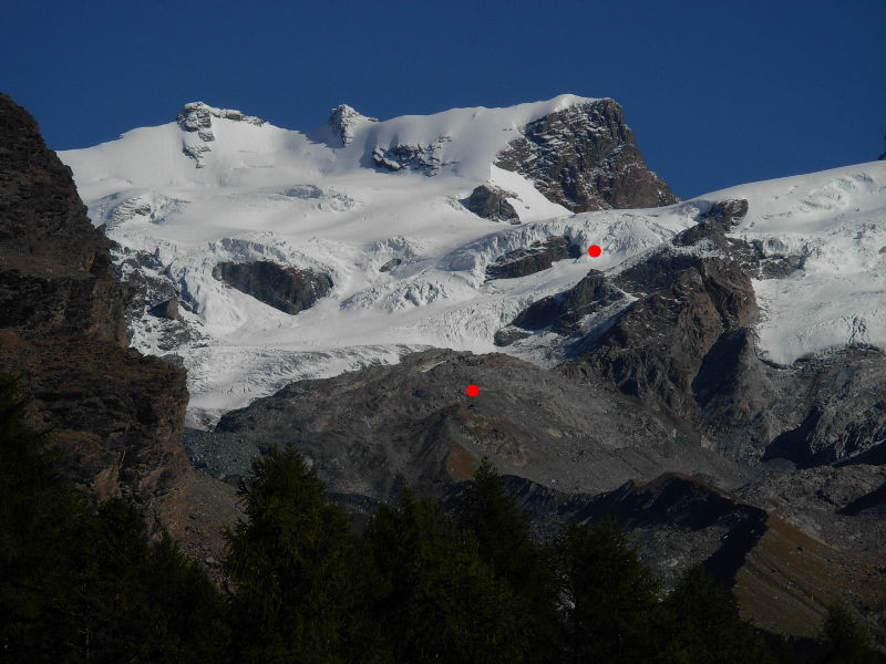 I ghiacciai del Monte Rosa, sotto i puntini rossi, dal basso, il Rifugio Mezzalama e il Rifugio Guide Val d'Ayas - Foto di Gian Mario Navillod.