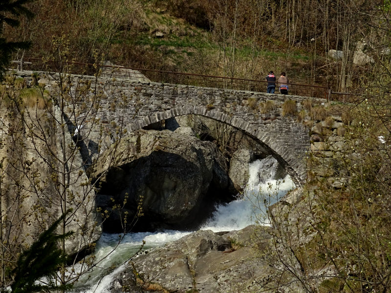 Il Tchanalats ponte canale in pietra del Ru di Gattinery - Foto di Gian Mario Navillod.