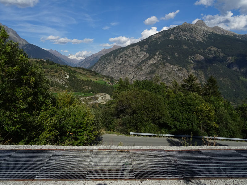 Panorama dal Ru Neuf di Gignod: la Becca di Viou e i ghiacciai della Valpelline - Foto di Gian Mario Navillod.