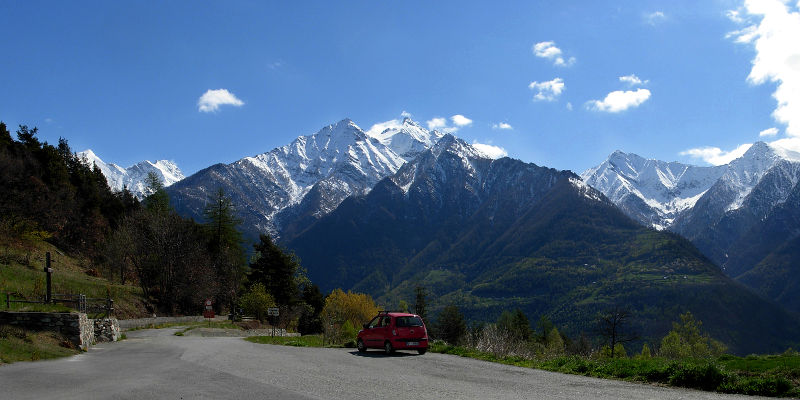 Parcheggio al Col d'Arlaz con vista sulla Becca Torché 3015 m - Foto di Gian Mario Navillod.