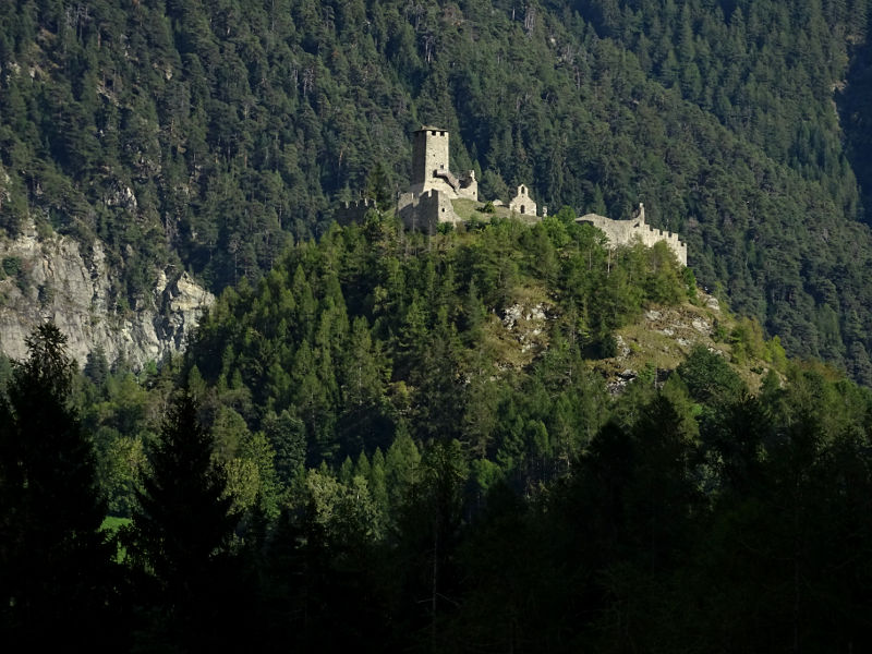 Castello e cappella di Graines visti dal Ru d'Arlaz - Foto di Gian Mario Navillod.